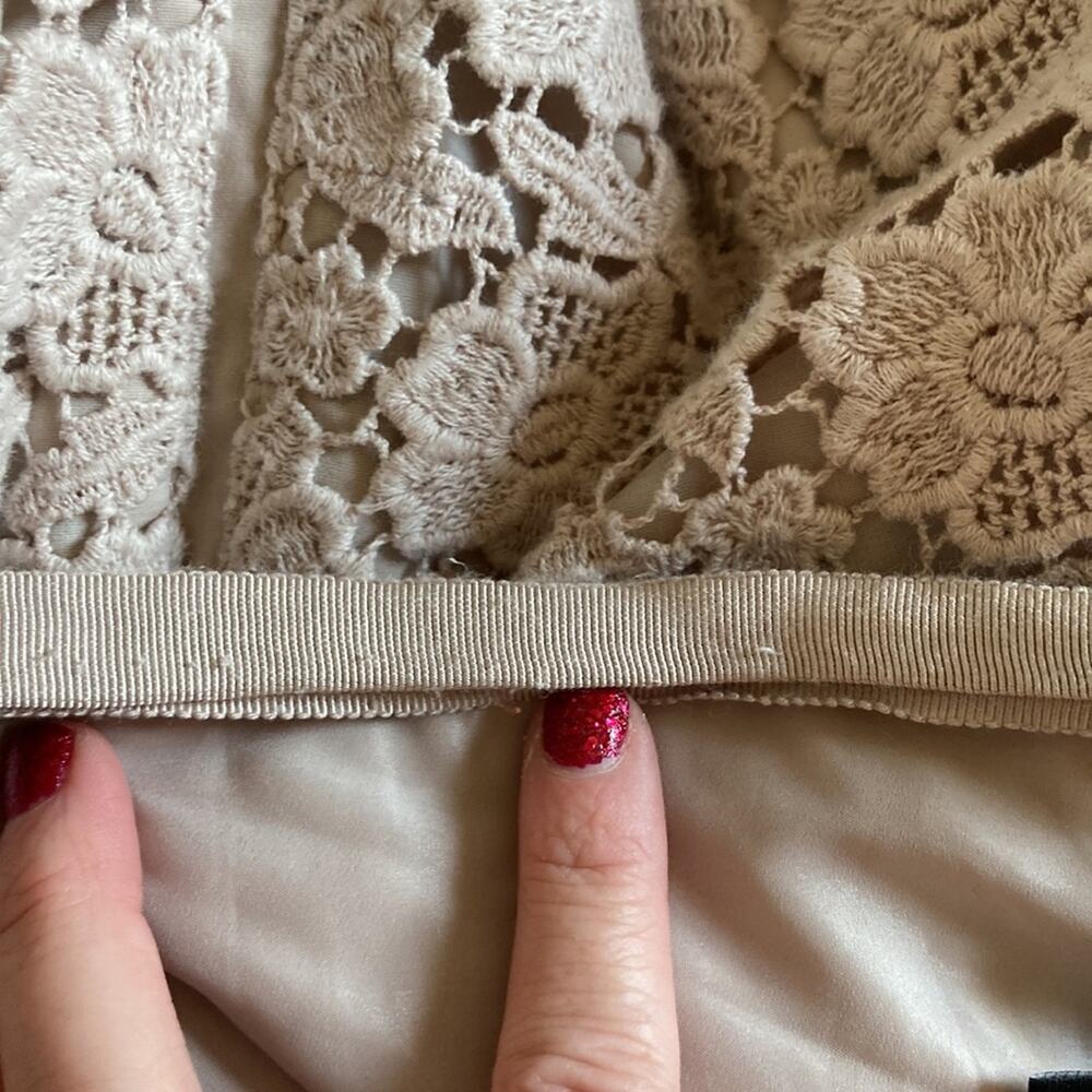 Ann Taylor Grey/Cream Lace Pencil Skirt, Size 6 - Picture 6 of 7
